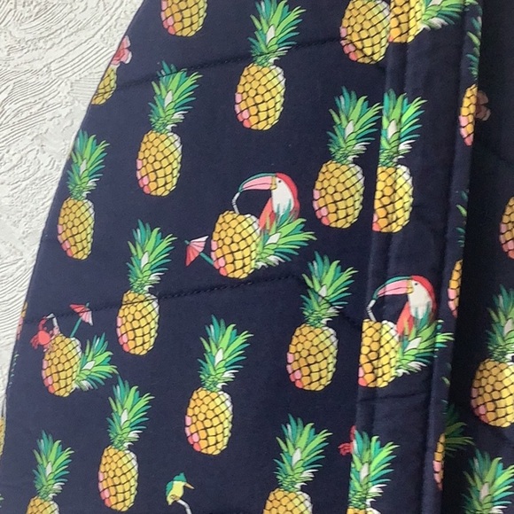 Vera Bradley NWOT- Pineapple Print Quilted Sling Bag - tropical backpack - vacay - Picture 7 of 7